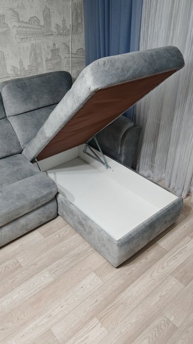 Раскладной угловой диван.