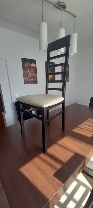 Scaune masa dinning utilizate rar, in stare foarte buna. 8 buc