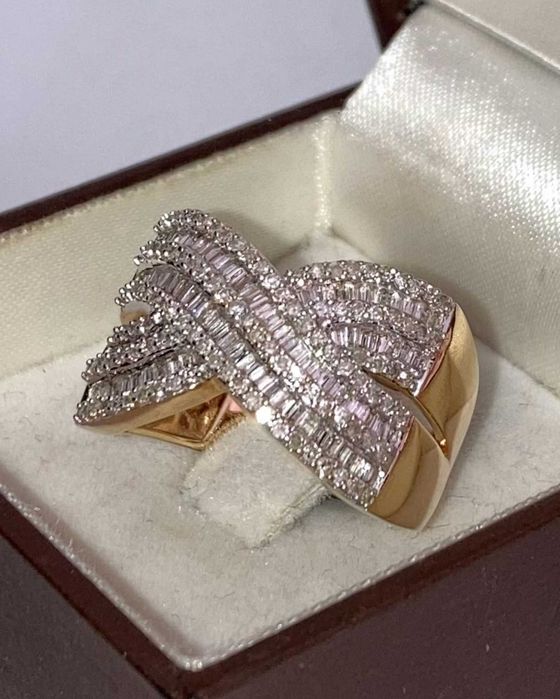 Inel superb din aur galben/alb 14 k+ 220 briliante/ baghete = 2ct, Swung design