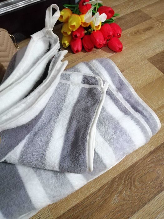 Set prosoape moi si pufoase ,pe gri si maro