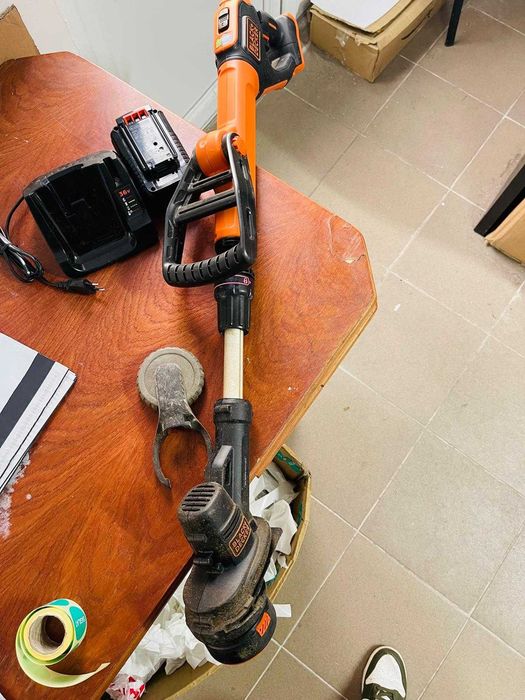 Motocoasa BLACK+DECKER STC1820PCB, 28cm, cu baterie+ incarcator-defect