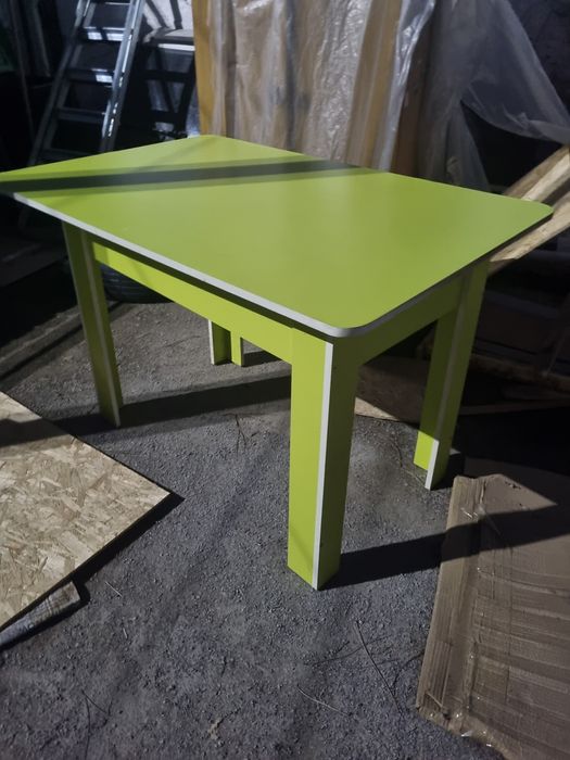 Стол обеденный .