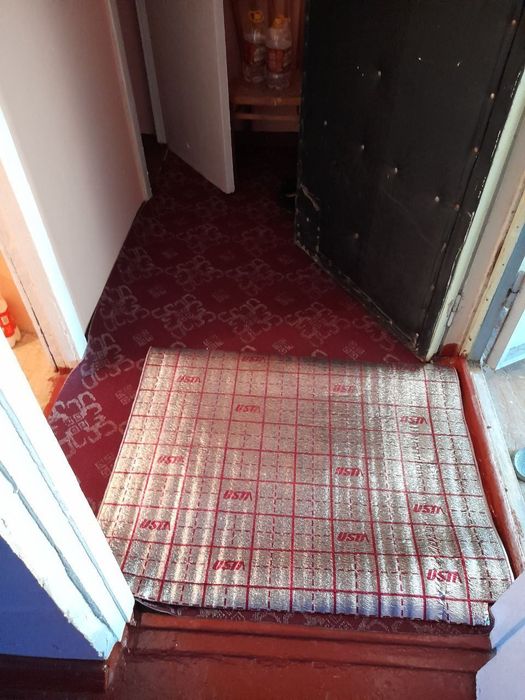 Олмалиқ шаҳар московскийда 1- хонали 4- этаж квартира сотилади