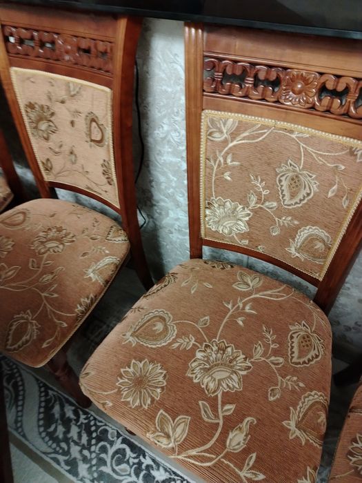 Стол со стульями