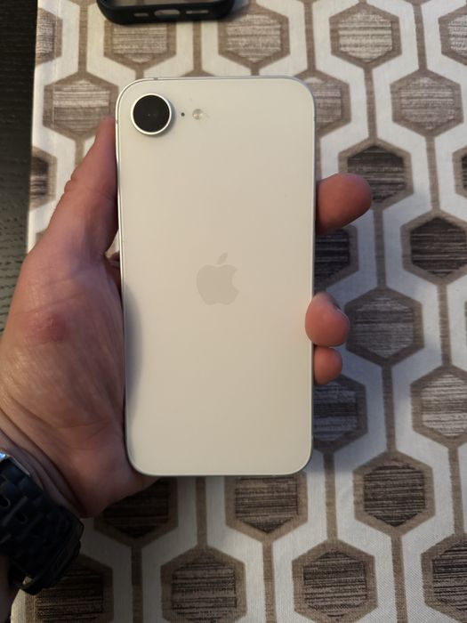 Продавам Iphone 16E