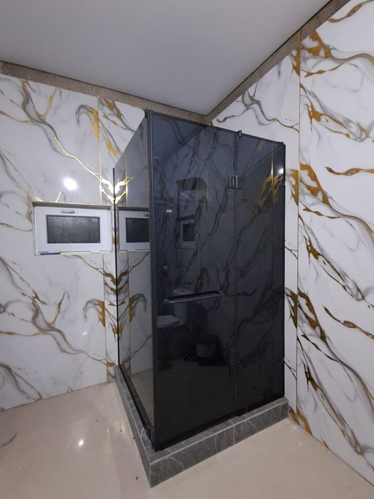 Стеклянные душевые перегородки