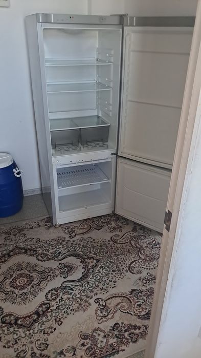 Холодильник серебристый