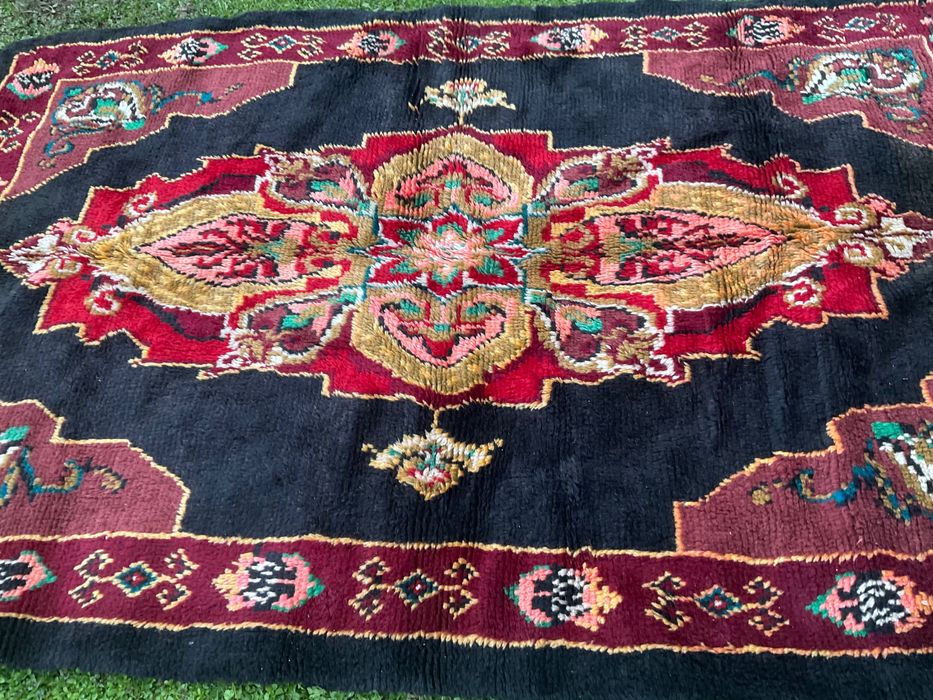 Вълнен ръчно изработен винтидж килим с етно шевици – уникален дизайн