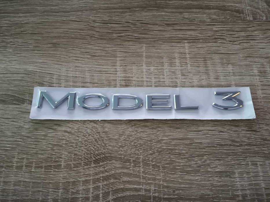 надпис сребрист гланц Tesla 3
