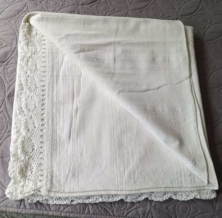 Голяма,  кенарена покривка за маса с ръчно плетена дант