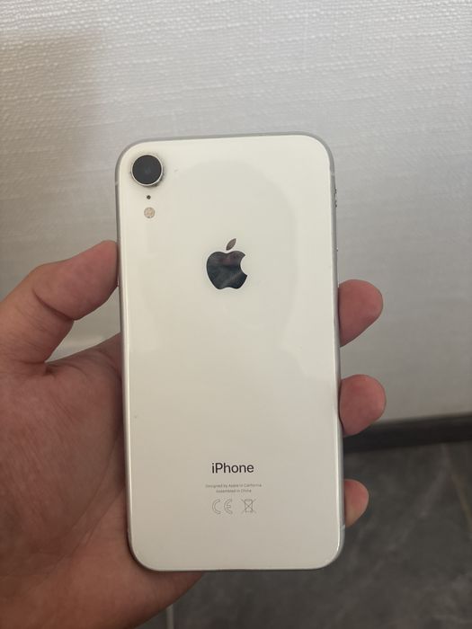 Apple iPhone XR в белом цвете.