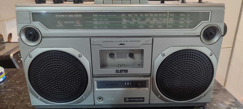 Продавам стерео радиокасетофон Hitachi