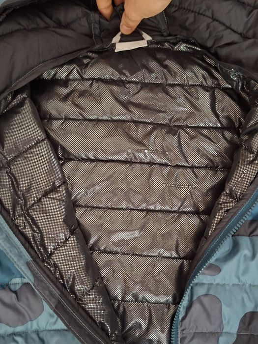 Vand geaca Columbia originala ,marimea M ,cu un mic defect l
