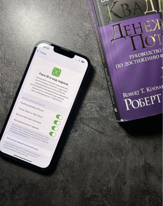 Телефон iPhone 13