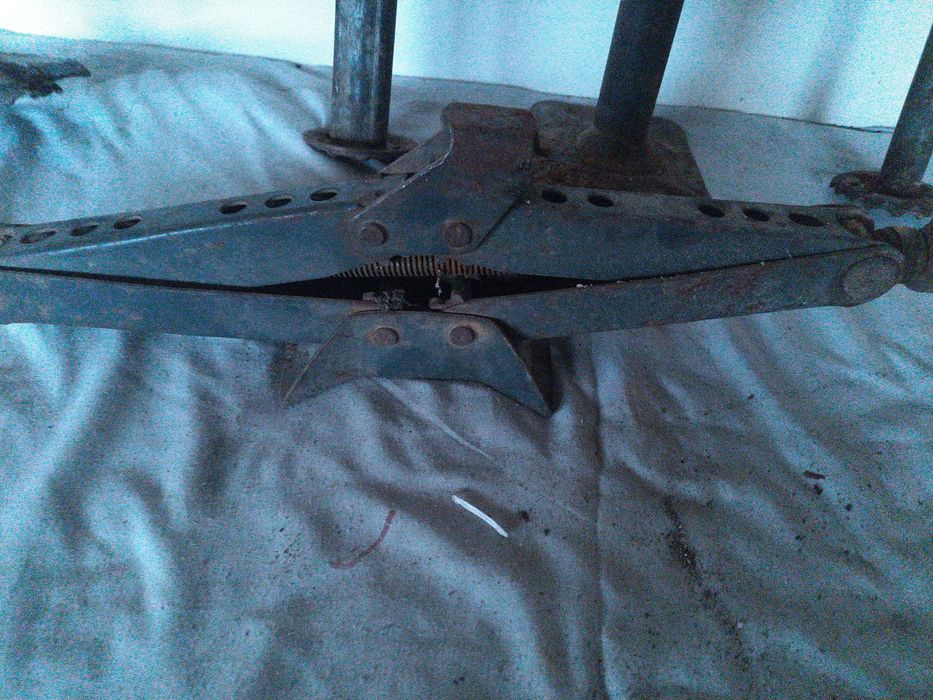 Ретро вертикални крикове за кола