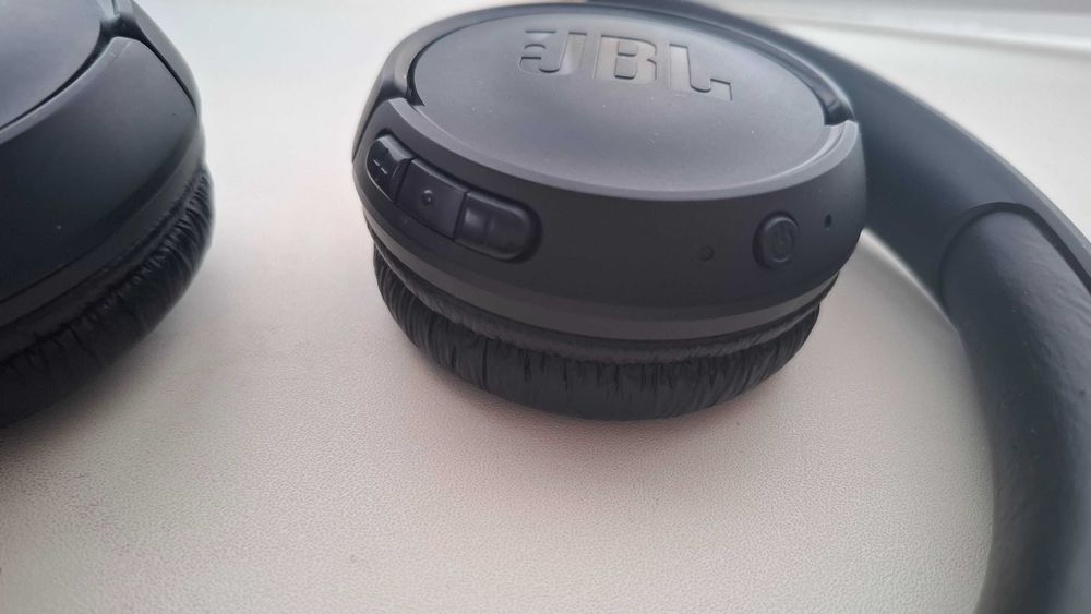 Хорошие беспроводные наушники JBL Tune 500BT черный/+кейс для JBL.