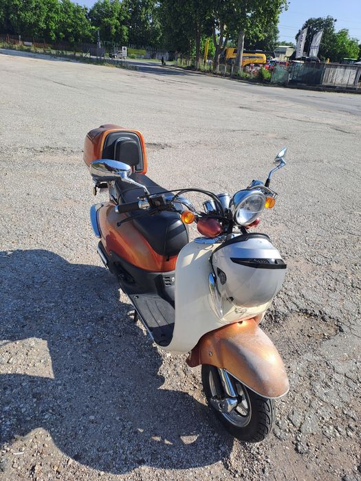 ПРОДАВАМ Скутер Benzhou