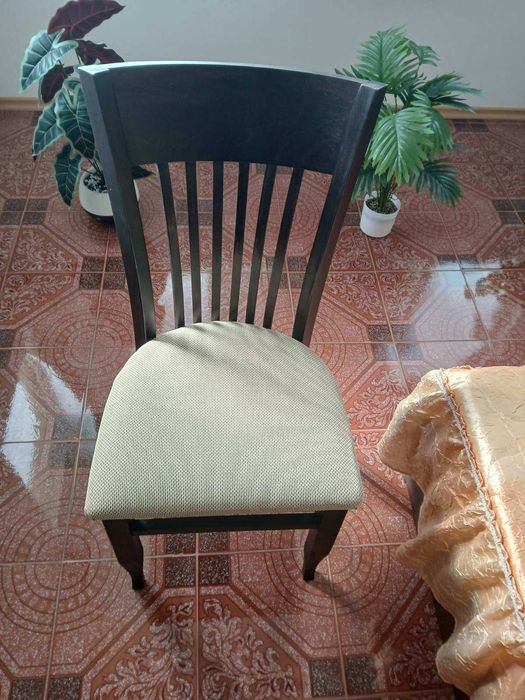 Два бр. Трспезни стола.