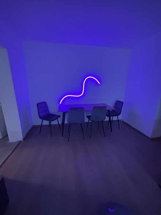 Inchiriez apartament cu 2 camere, situat pe str.  Dimitrie Cantemir ( RFN) etajul 4, cu acoperis nou. Chirie: 300 €/lună, pentru minimum 1 an.