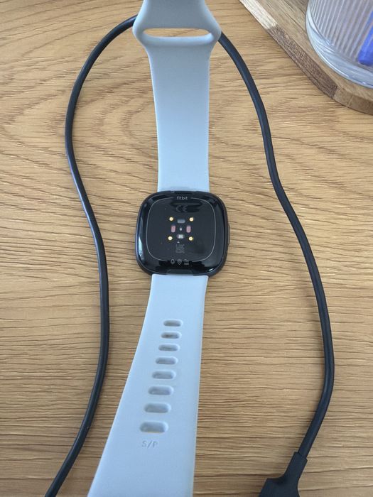 Ceas Smartwatch Fitbit Versa 4 cu incarcator marime S/P