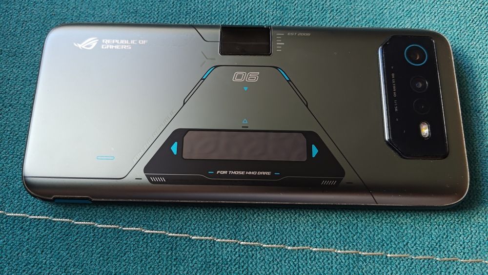 Продавам Asus Rog Phone 6D Ultimate 16Gb ram 512Gb storage