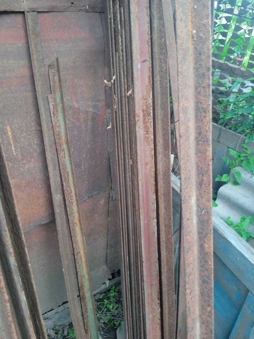 продам металлические уголки б\у