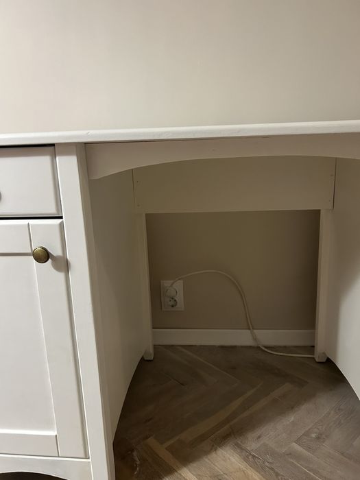 Продавам голямо бюро от масив в отлично състояние произведено в Троян