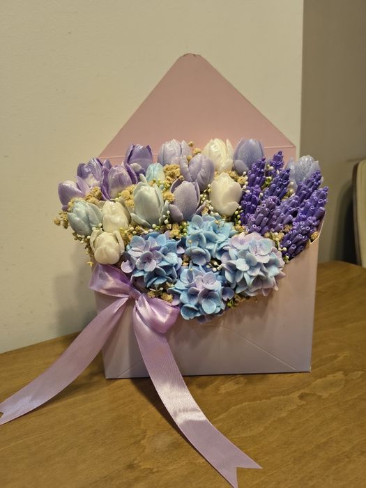 Аранжировки от ароматни сапунени цветя