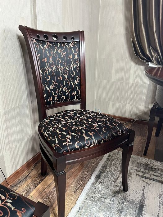 Обеденный стол со стульями