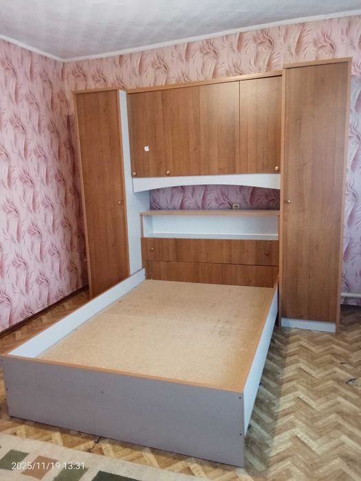 Продам спальный гарнитур.