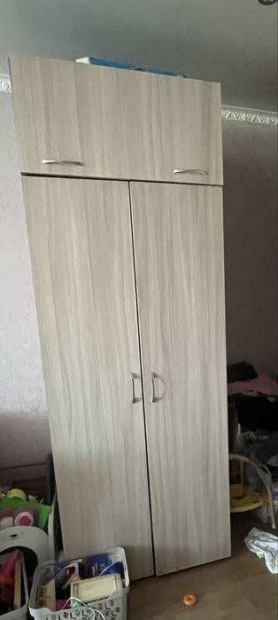 Продам шкаф (вешалочный) с 2 верхними полками.