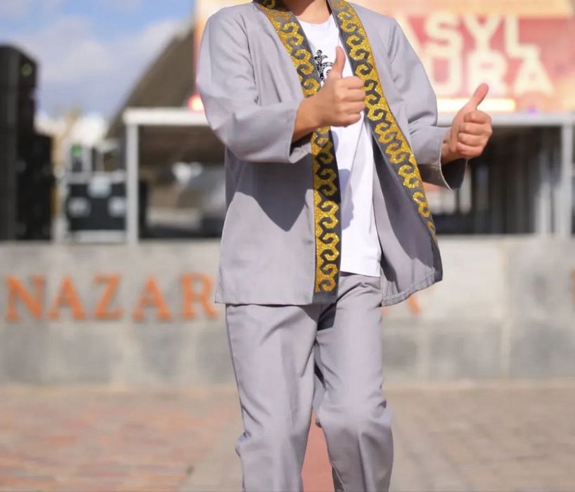 На прокат национальный костюм, сшила дизайнер.