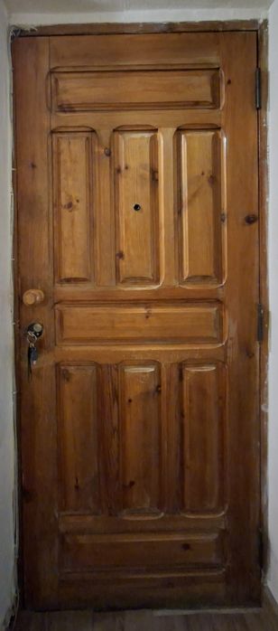 Деревянная входная дверь.
