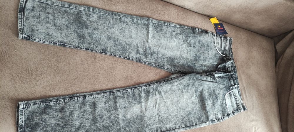 Продам джинсы мужские