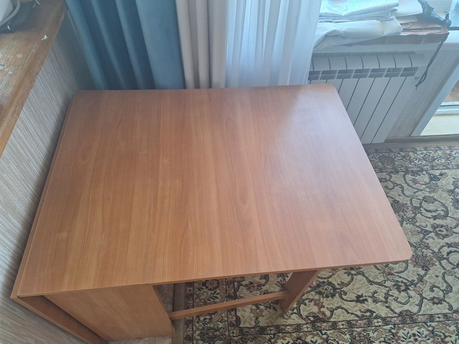 Продаю шкаф, стол и стульев