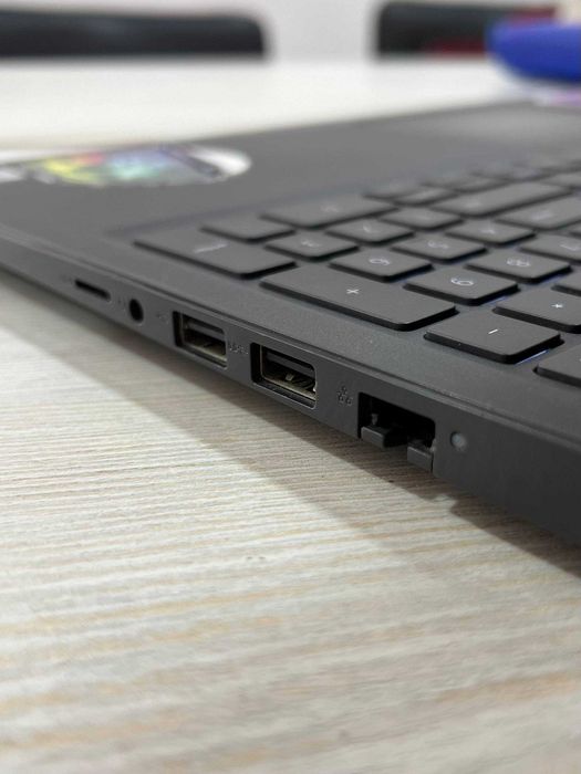 Dell Latitude i5 (512GB SSD) Touchscreen. Ideal holatda, Nasiya bor