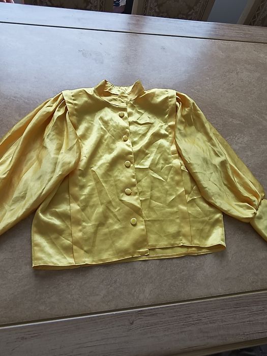 Продам рубашку на осенний бал жёлтого цвета.