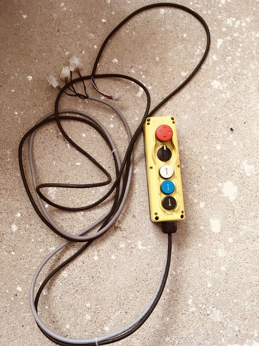 Telecomanda, comanda cu fir