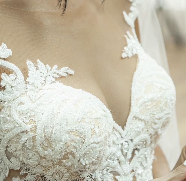 Бутикова, дизайнерска сватбена рокля с италианска дантела; 2 в 1