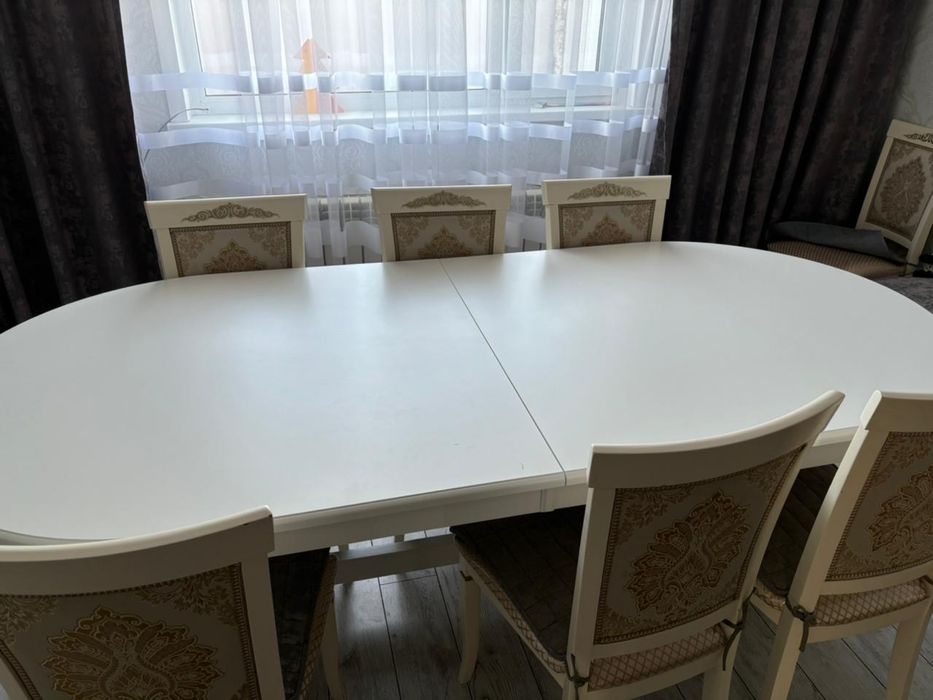 Стол и стулья для гостинной