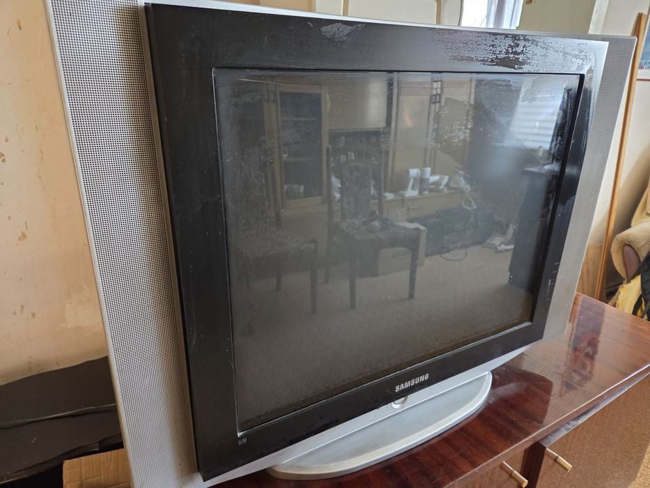 Отдам телевизор Samsung рабочий.