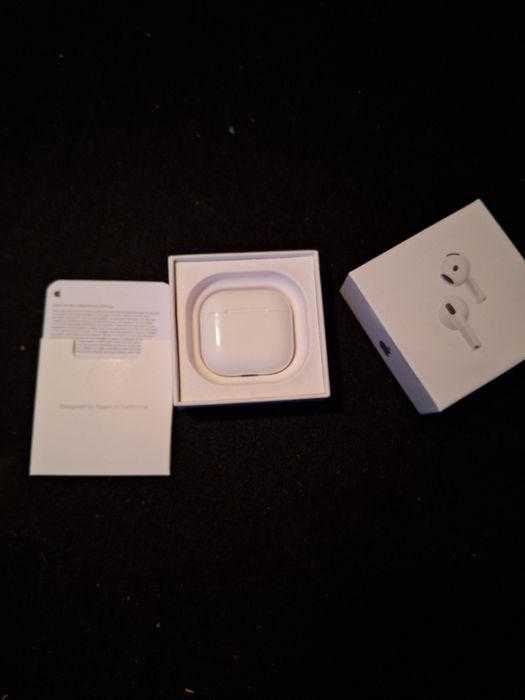 Casti AirPods 4 cu Noise Cancelling