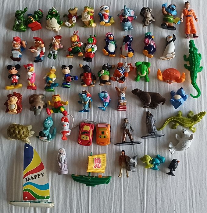 Lot Kinder vechi 51 figurine 3 soldati 5 masinute Eroi Pijamale Batman