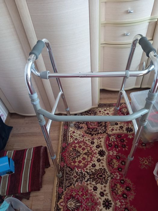 Продается манеж и ходунок для взрослых