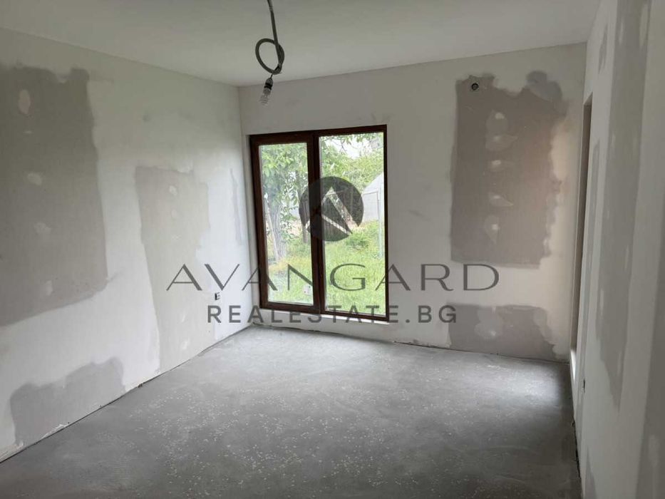 оф.23318 Самостоятелна къща с двор/ с.Цалапица