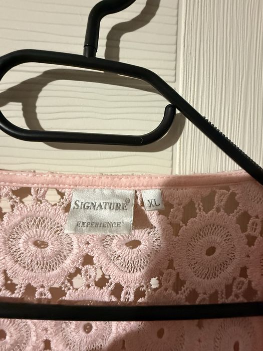 Продавам дрехи .