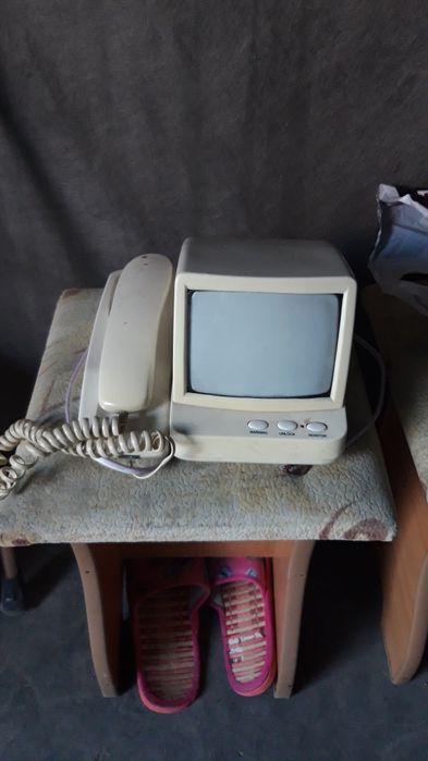 Монитор-телефон.