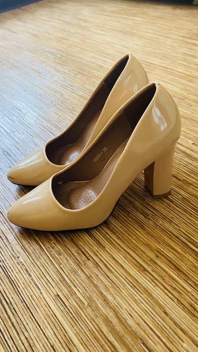 Продам бежевые туфли 35 размер