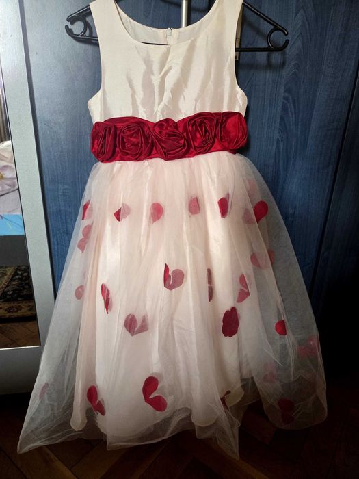 Rochie elegantă pentru o fată