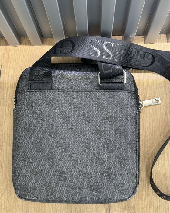 Барсетка Guess продаётся